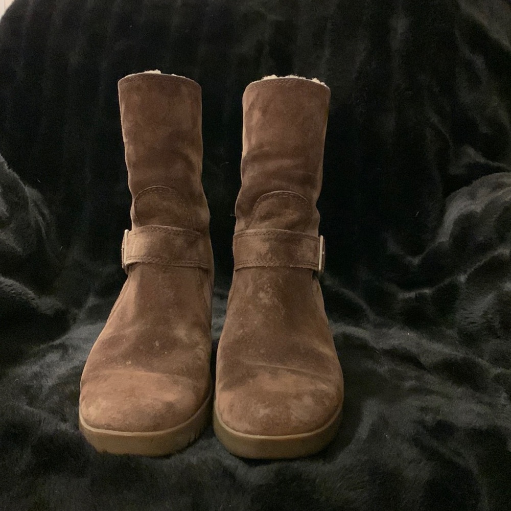 UGG Wedge Boot size 9.